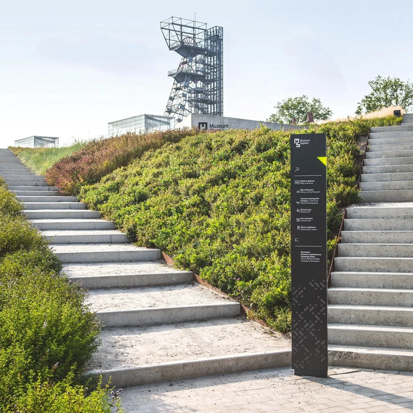Sistema de Wayfinding del Museo Silesiano: Diseño Minimalista en Terrenos de Mina